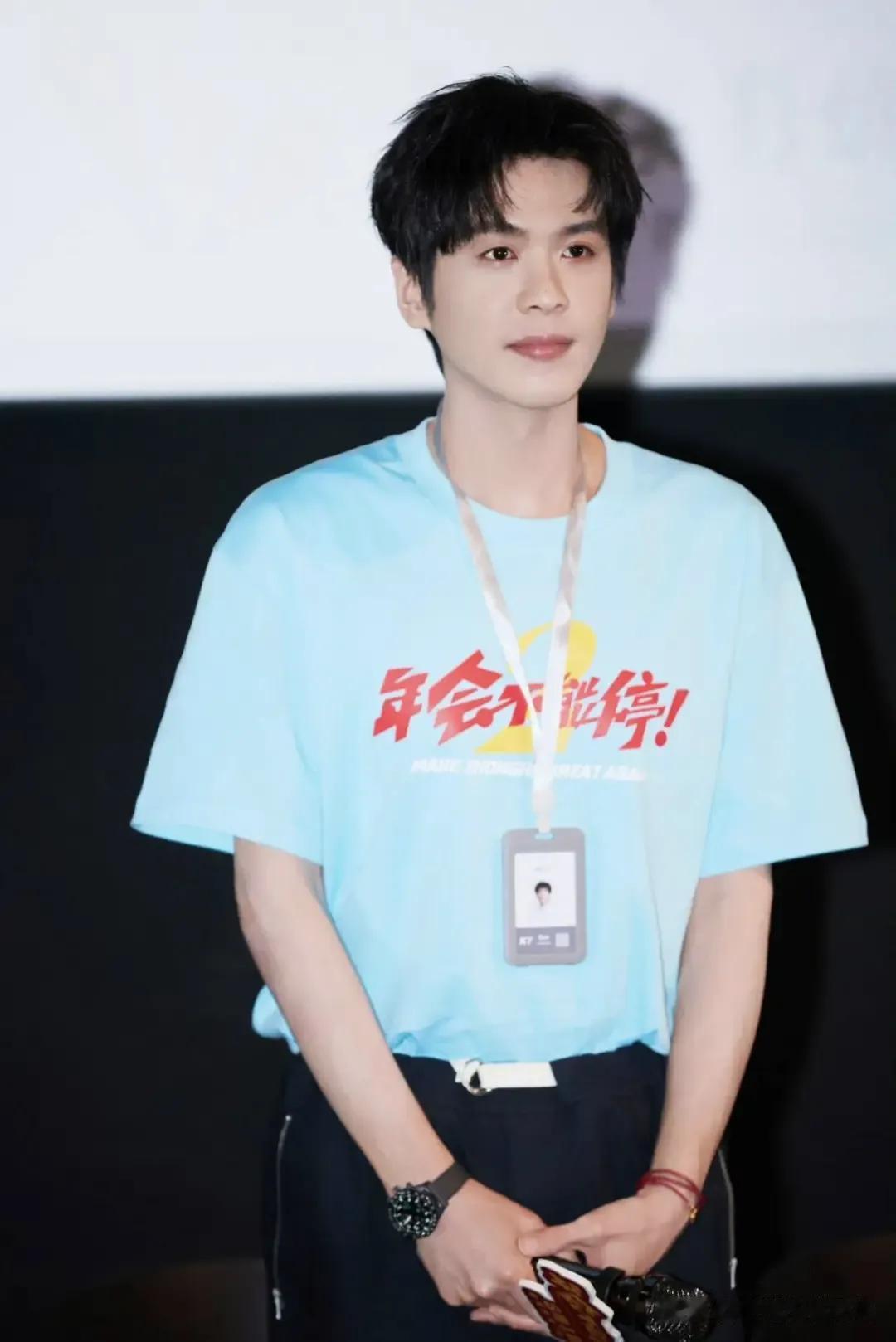 本身并不是非常帅的人
现在看皮肤白皙细腻，
是不是有点点“胭脂气”了？