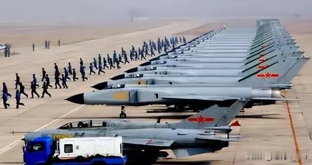 美军视中国空军为头号对手，预算砸钱却淘汰老飞机、新补不足，2025年现役战机18