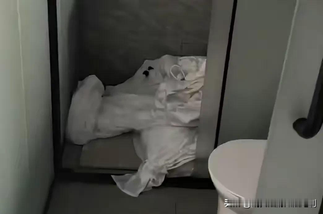 江西，女子花180元在网上预定了三亚的酒店，办理入住半小时后想要申请退房。酒店前