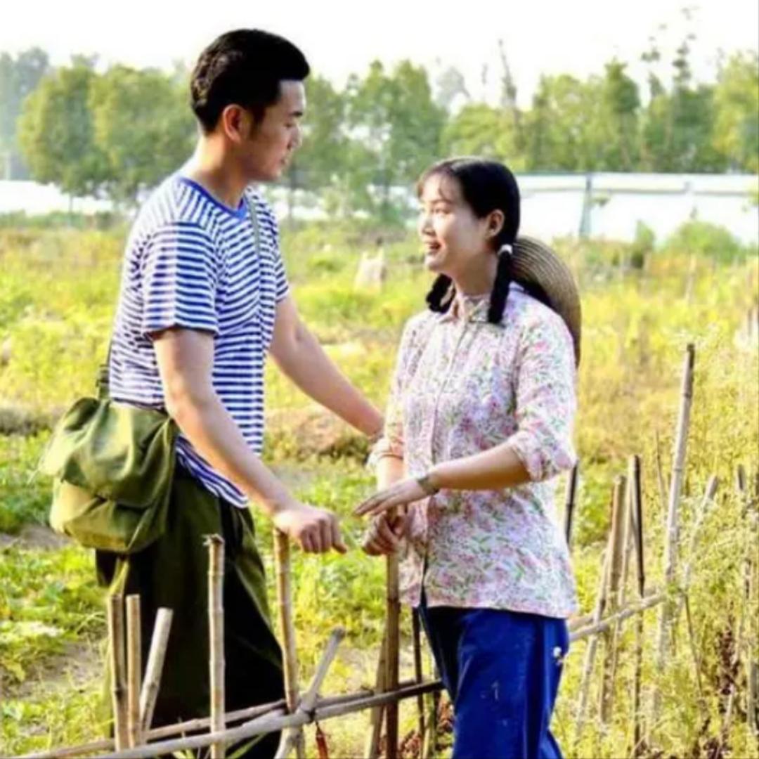 1972年，21岁的知青李文忠救起一名11岁的落水女孩。然而，女孩竟认真地对他说