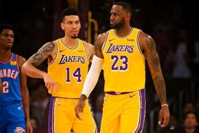 前NBA球员丹尼-格林在一档节目中谈到了做詹姆斯队友的感受，他说：“詹姆斯能让队