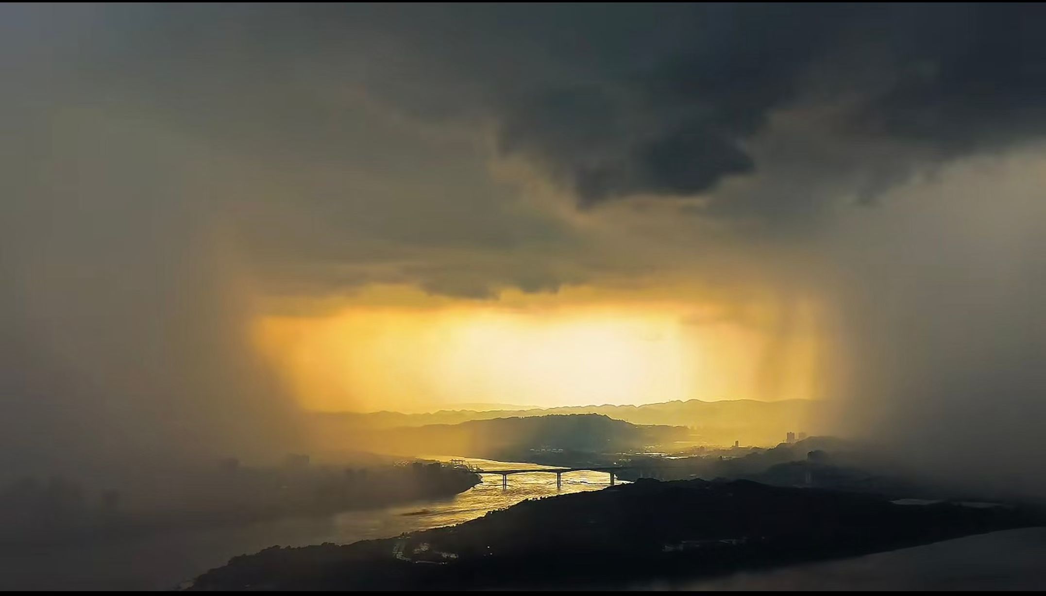 运动日常，跑步，健身；跑步10Km；下班后健身房活动下；昨天下雨后，今天重庆依然