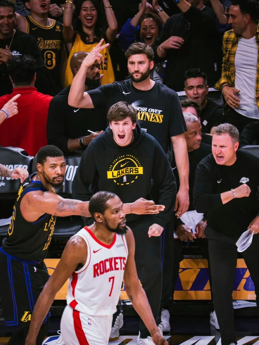 今日，湖人官方公布了明天湖人火箭系列赛的伤病报告。里夫斯出战成疑，东契奇依旧是缺