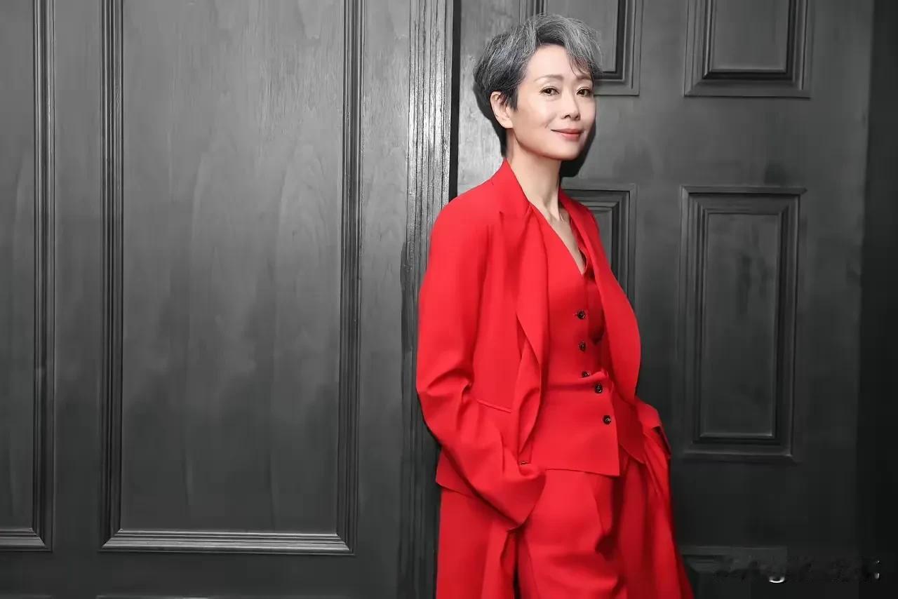 看过她清雅的一面、俊俏的一面，这回终于见识到了她的明艳。
一袭红装上身，分外夺目