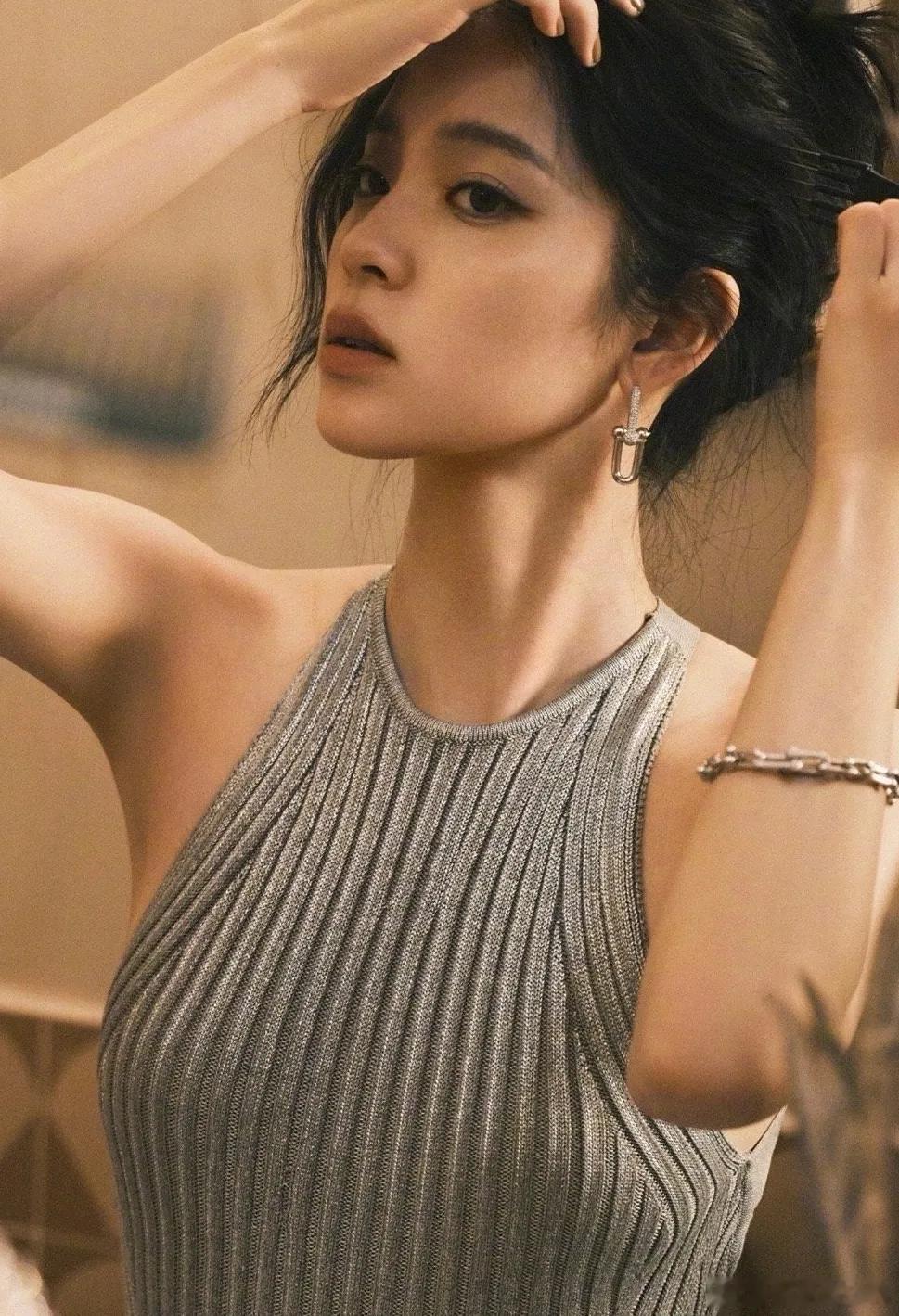 欧阳娜娜身穿一袭灰色针织款长裙越来越成熟有“魅力”…… ​​​
