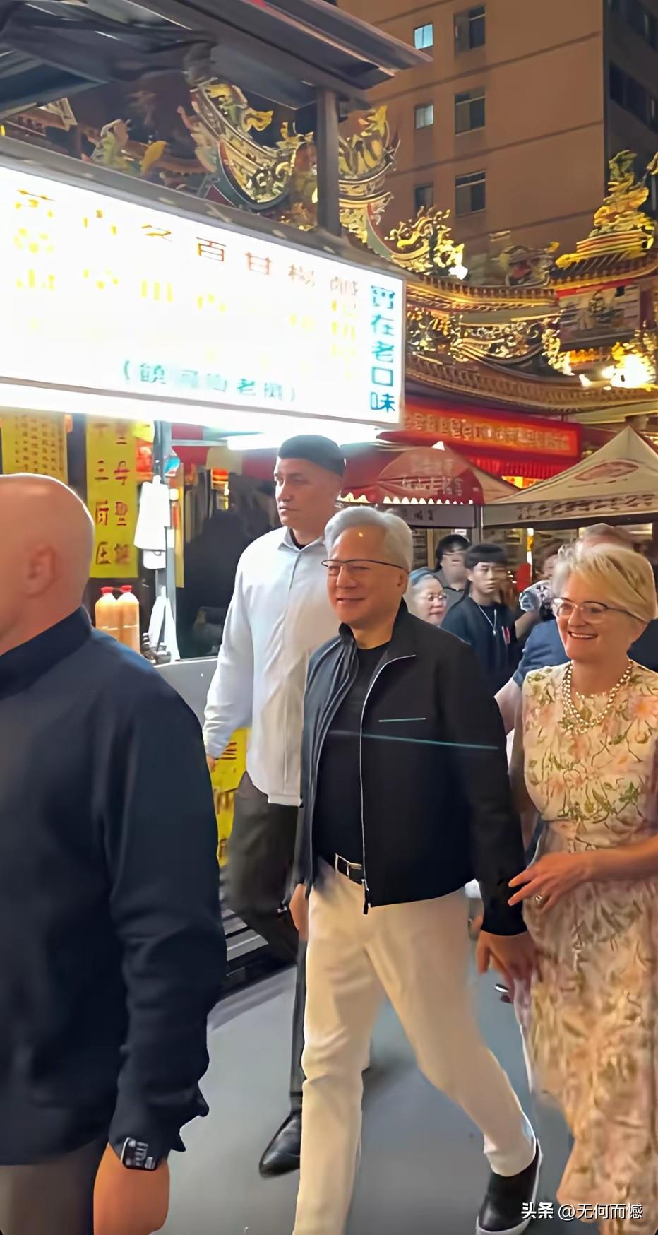 黄仁勋领着自己的妻子溜达的画面，看起来非常的温馨，非常的浪漫，从他妻子展现出的笑
