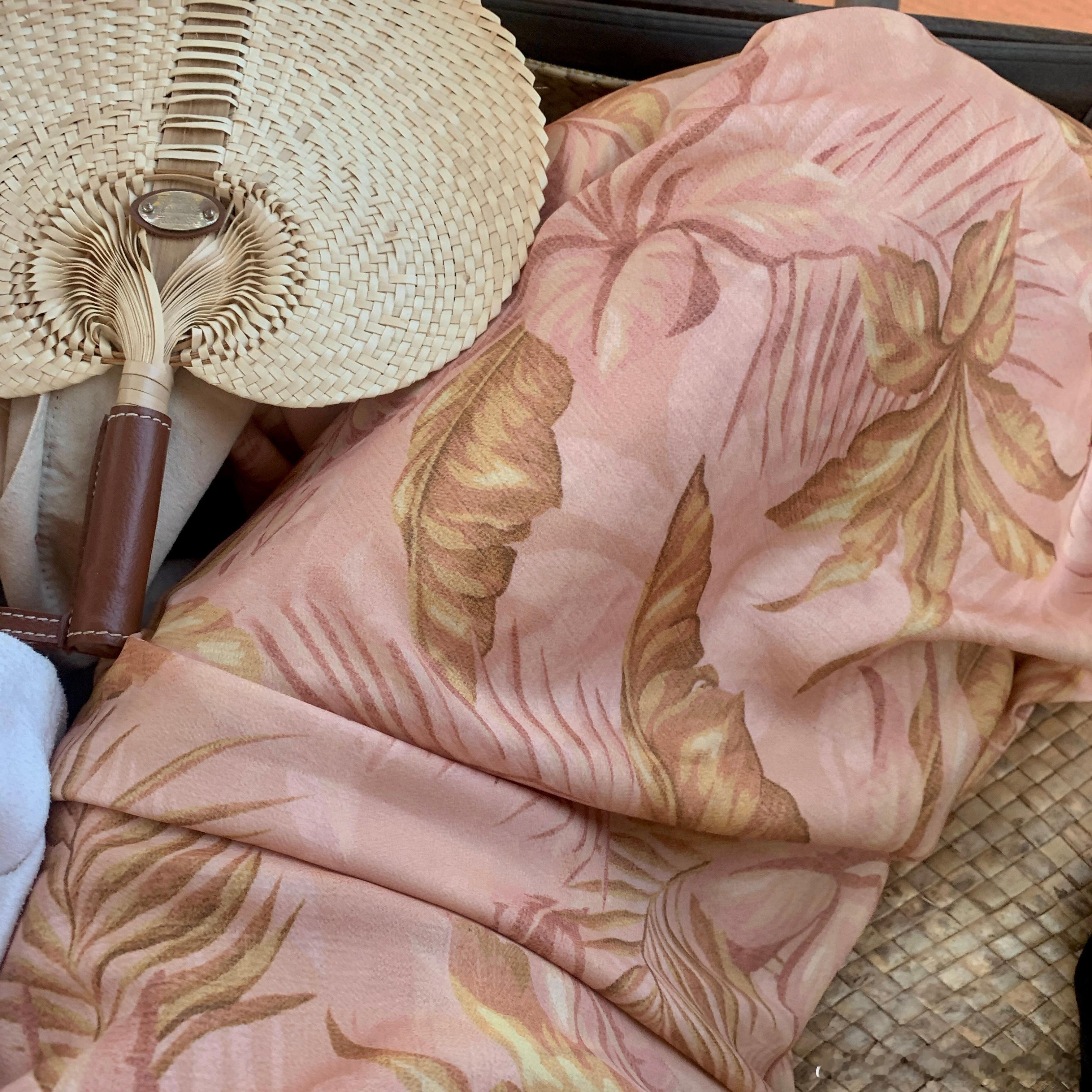 粉橙色系印花连衣裙  这款超美定做的数码印花面料 整体是粉橙色的 偏柔和 虽然是