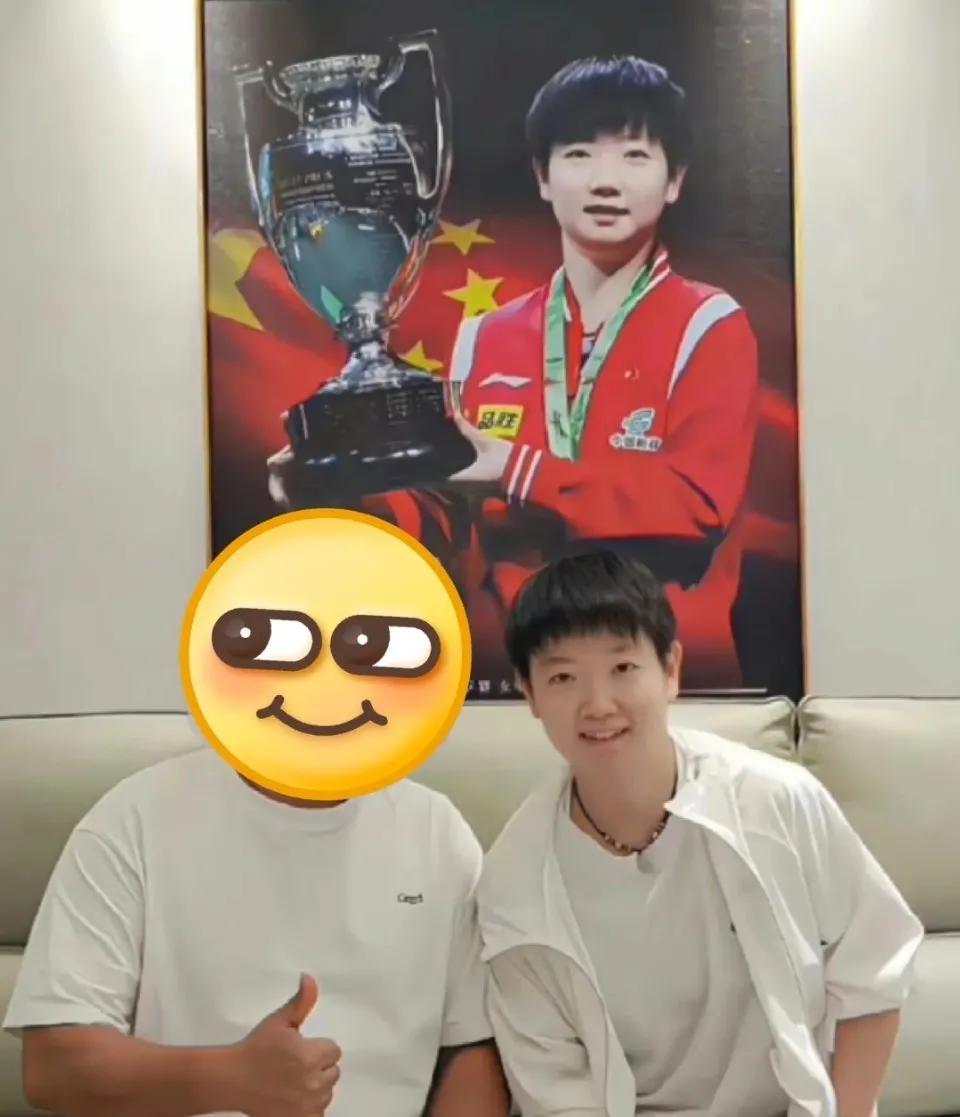 莎莎和粉丝坐在沙发上的合照，这是哪里呀？后面的背景墙上的照片居然是莎莎拿奖杯的高