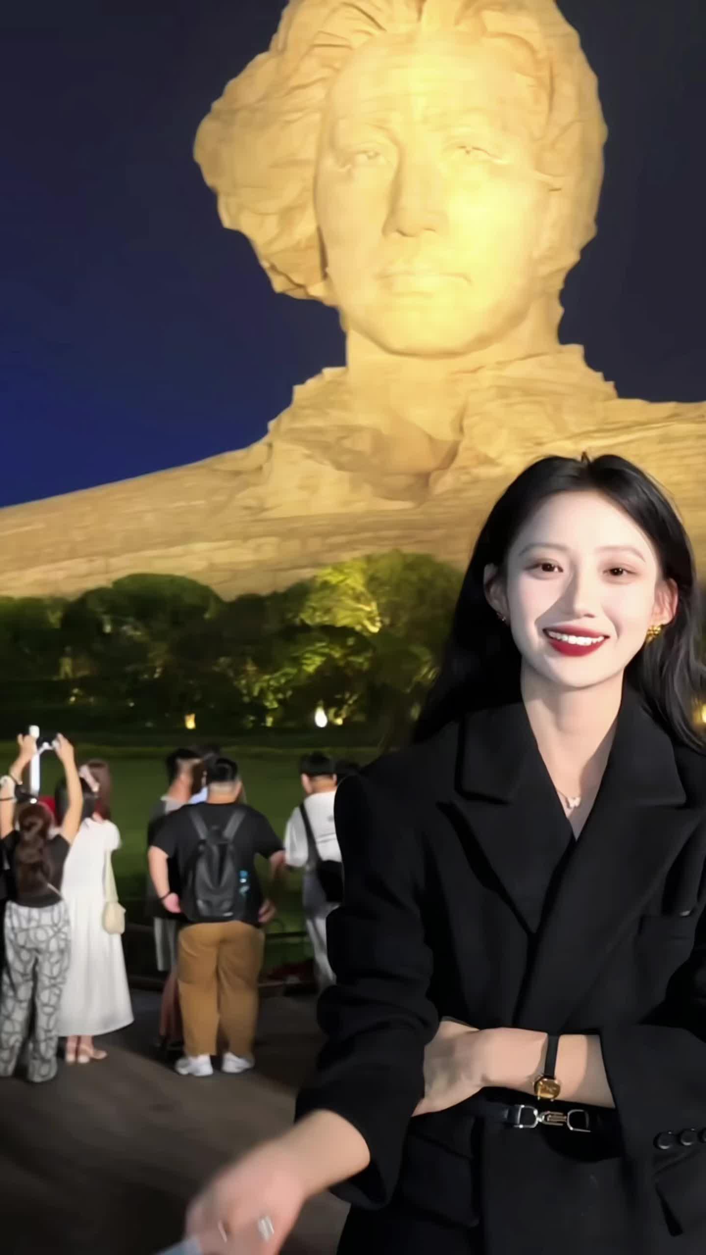 “我们走在黎明的大道上，永远铭记带来光明的灯塔”
