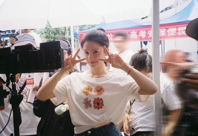 张婧仪晒《野狗骨头》花絮照，祝我们小苗靖毕业快乐 