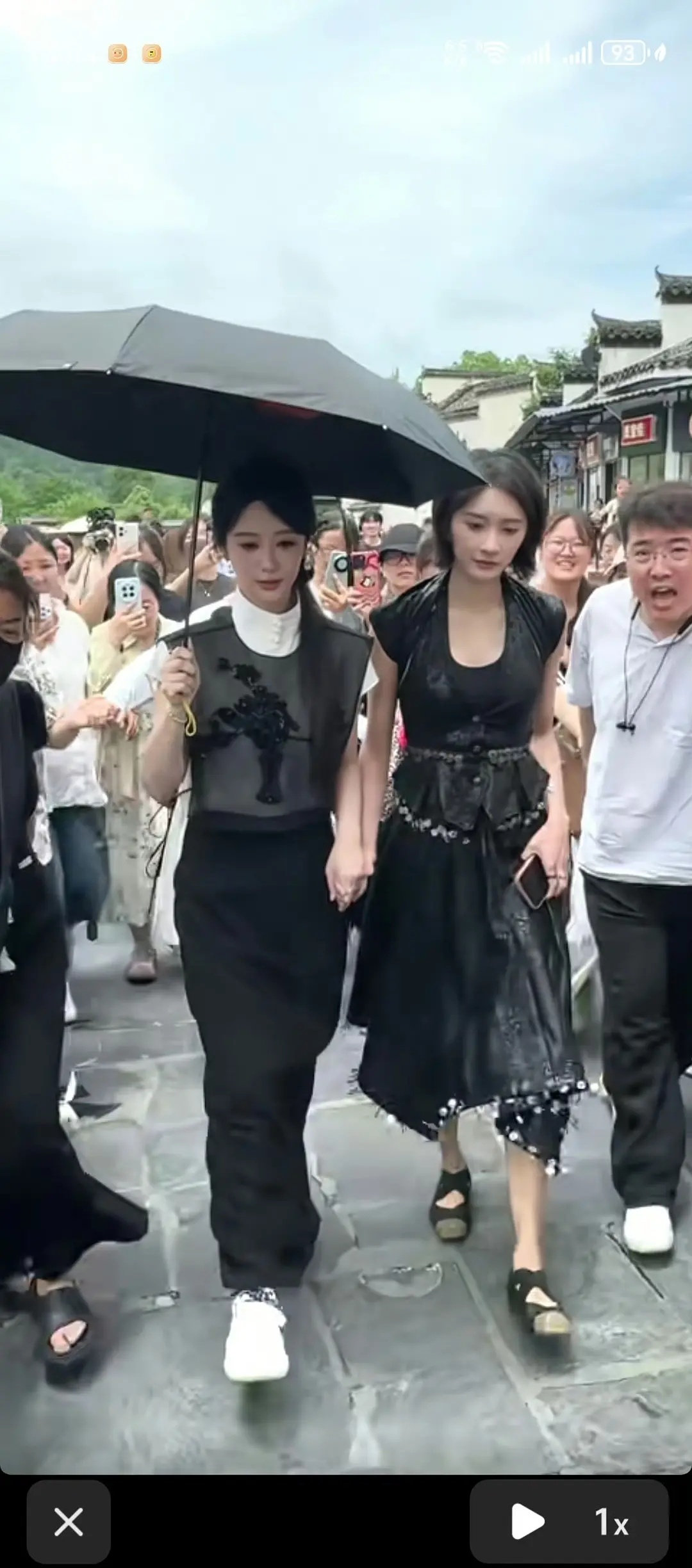 杨紫打伞被审判了，旁边女演员一点都没打到伞。。。