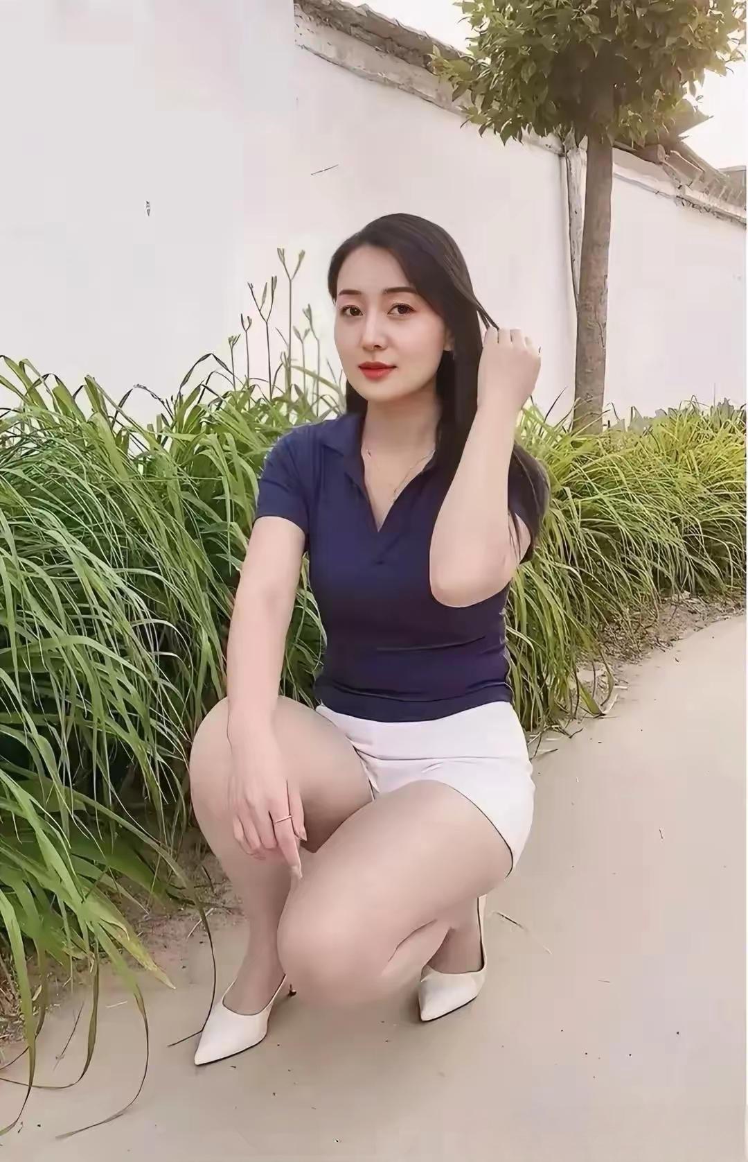 优雅气质，蓝白相间，清新自然。