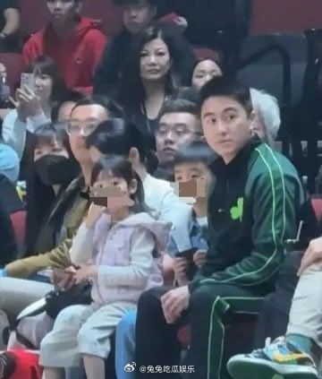 奚梦瑶何猷君儿子女儿正脸照何猷君带儿子女儿看球赛   何猷君独自带娃看球，一家子