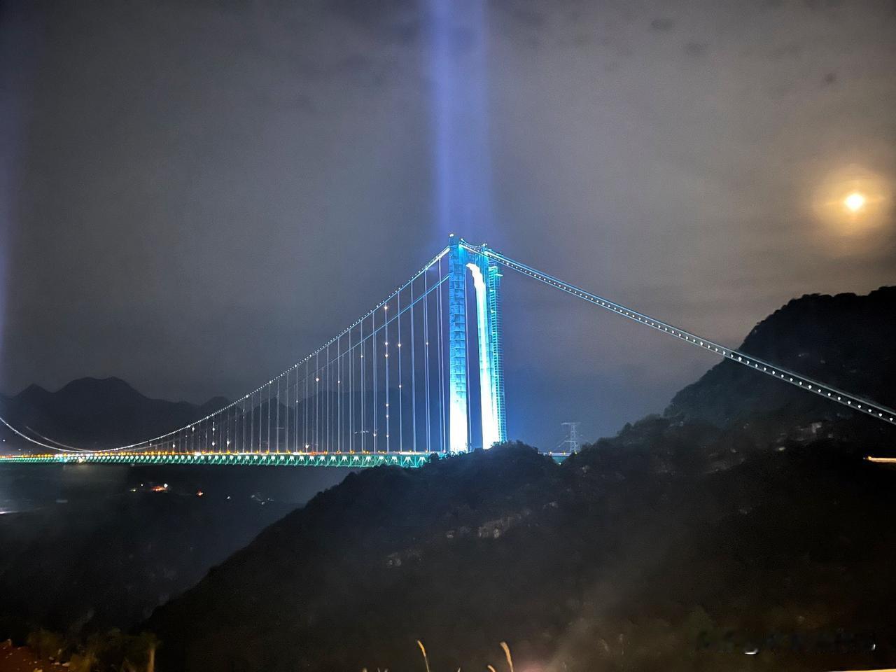 可以分享一张你拍的月亮美照吗？世界上横竖都是第一最美的大桥——花江峡谷大桥，在月