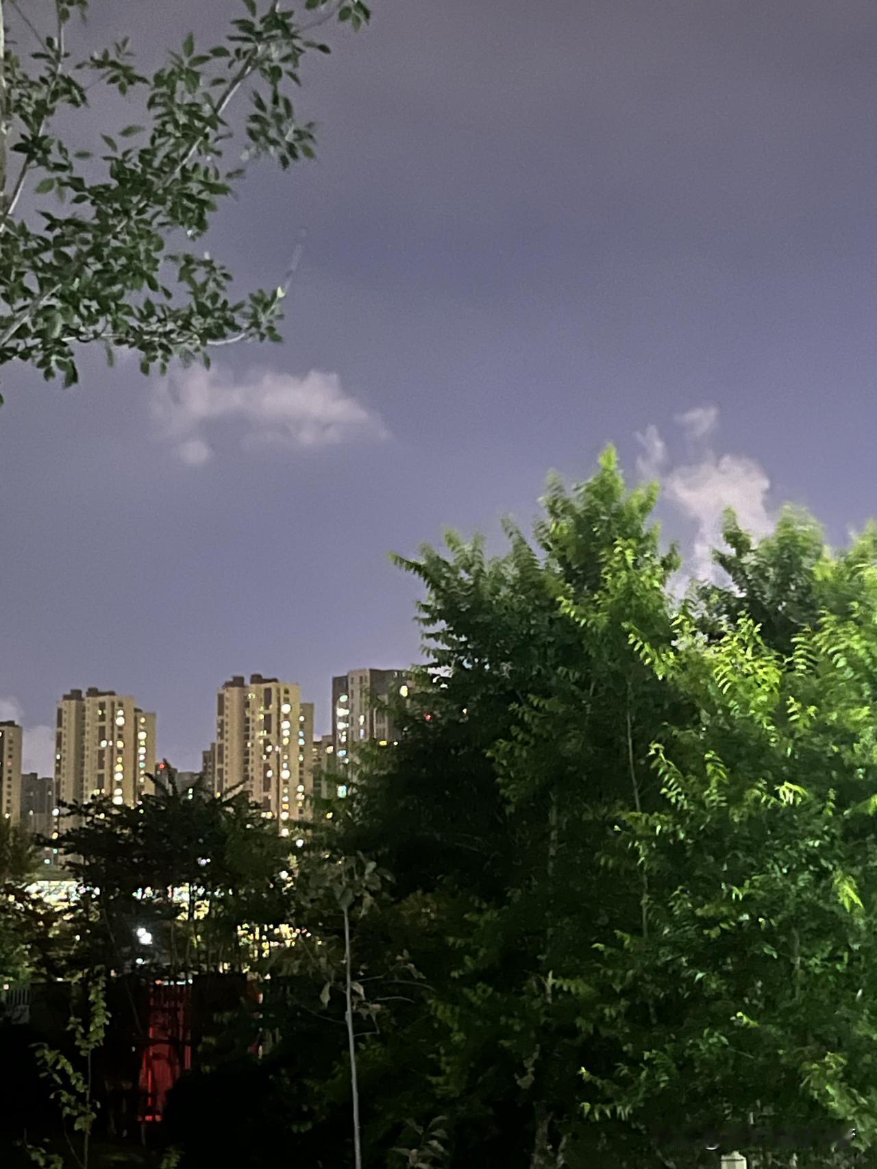 夏日里的夜空，好美好美。