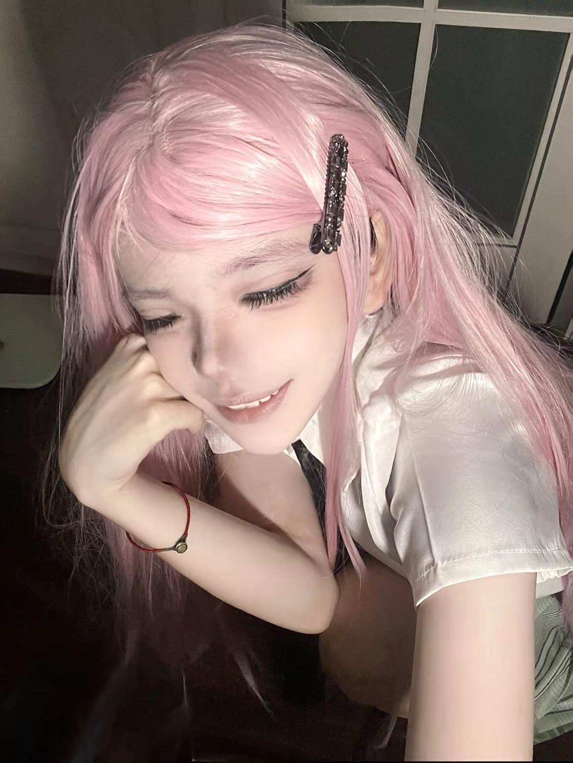 粉红色长发迷人的嘴唇。血鬼舞台 mizi misu