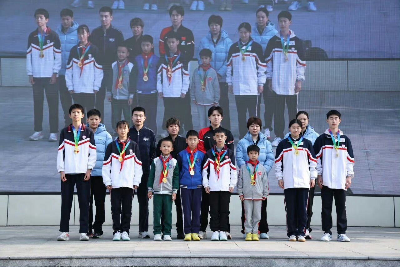 这确定不是在炫耀么！一起打了球，还得到了  签名，赢大了。小孩哥，你知到多少人羡