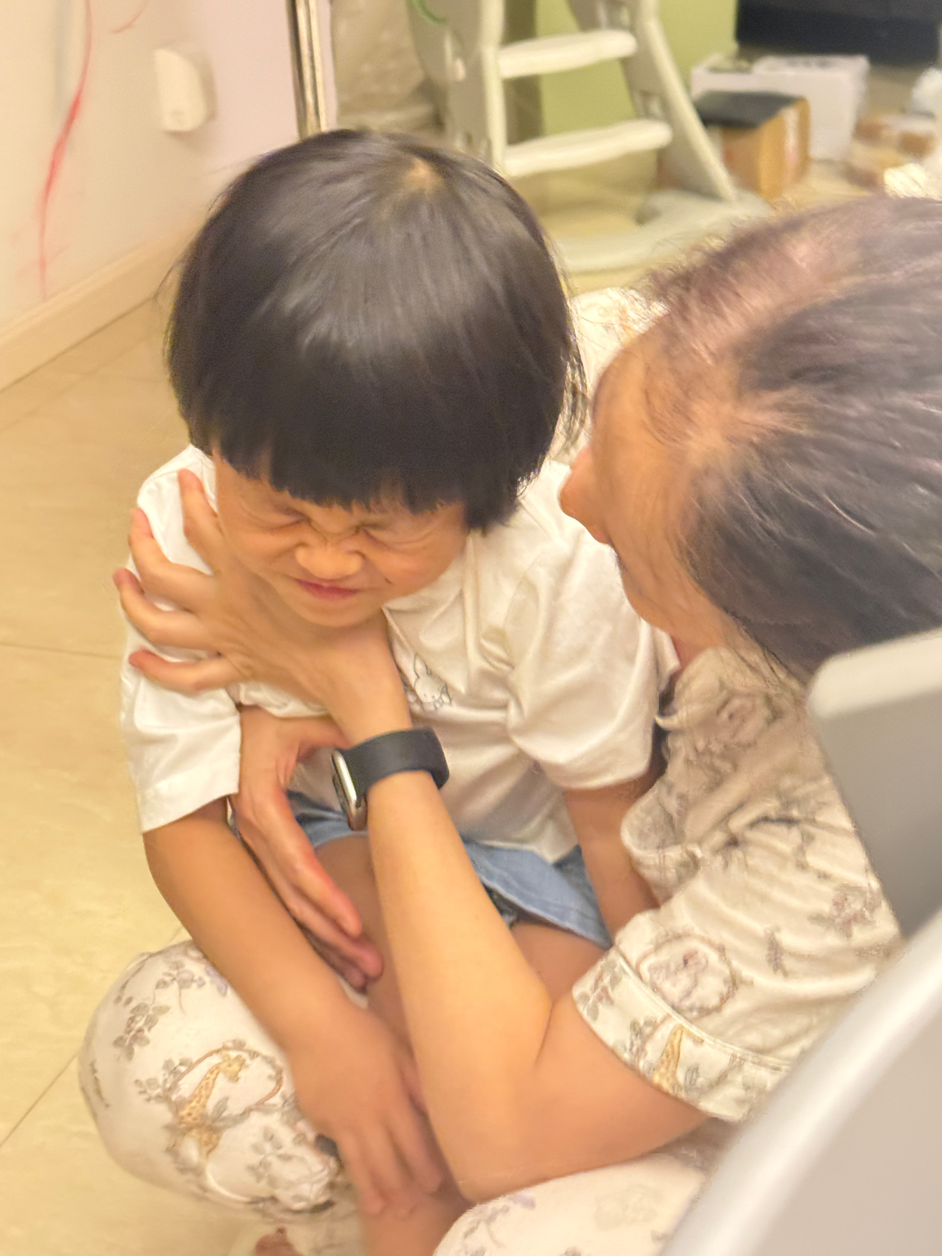 孩子越来越厉害了压压说早上球宝在阳台玩水，压压说你这样是浪费水啊！球宝：妈妈说玩