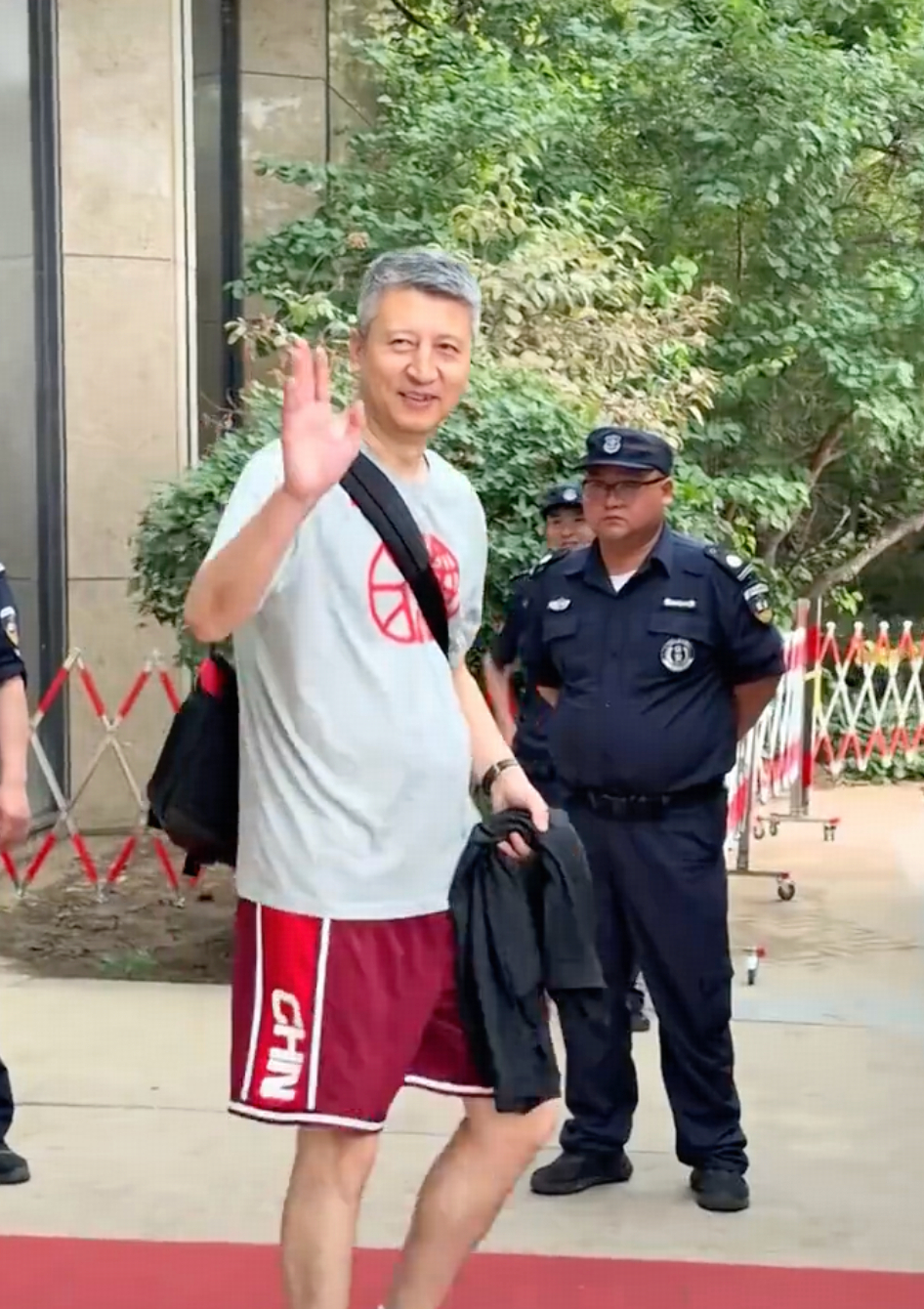 看样子心情还行……希望是心里有数的两场比赛 