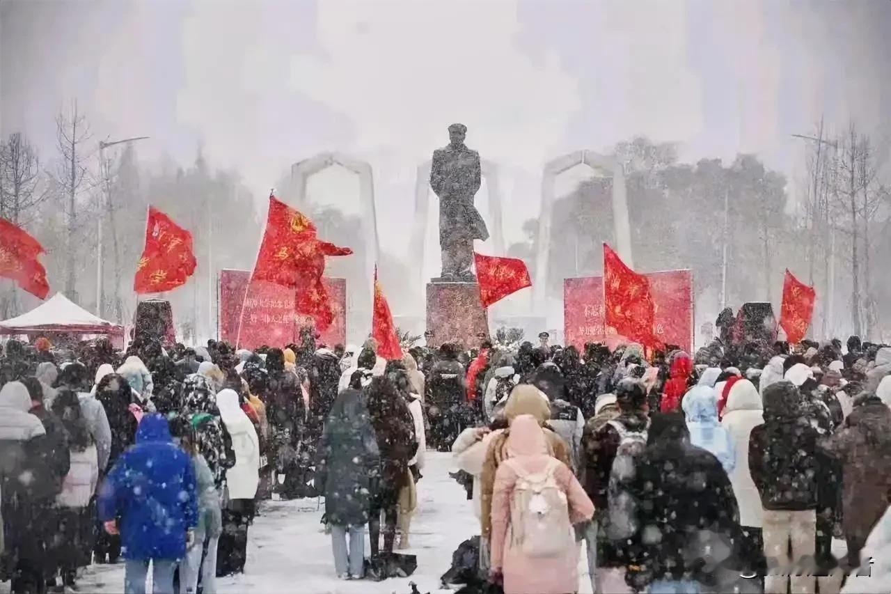 时至今日，人民依然对他无比怀念，
因为他指出“人民才是创造历史的真正动力”；
他