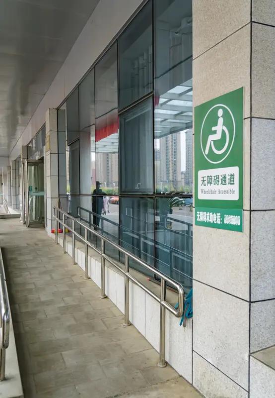 上海这位76岁的龚先生太苦了！楼下无障碍通道被拆改成台阶，他每天推轮椅送81岁老