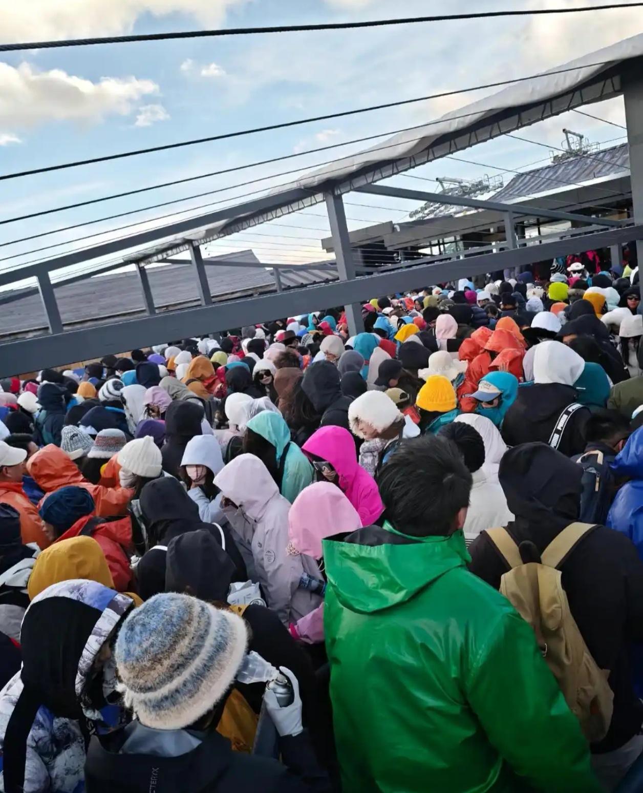 救命！我在玉龙雪山顶被大风困了9小时…

家人们谁懂啊！清明假期去玉龙雪山打卡，