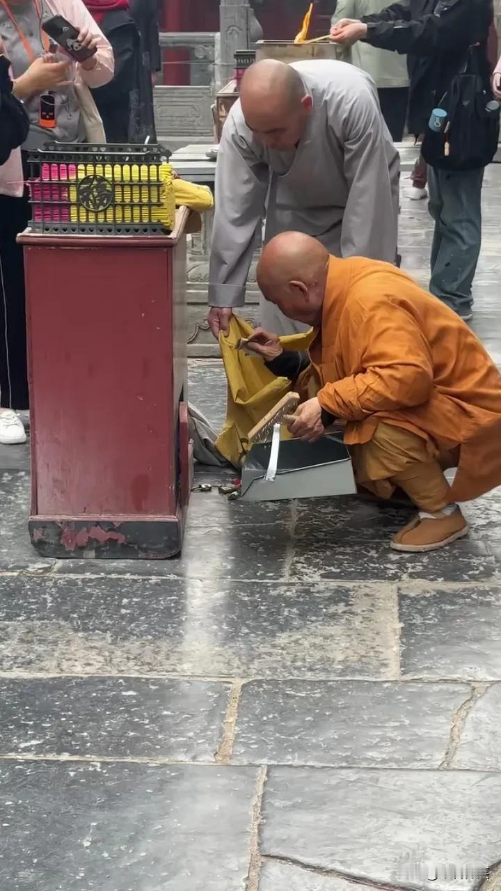 之前，我去过深圳的一所寺庙拜佛，“香火钱”还好，10块钱一把，不是很贵，但寺庙门