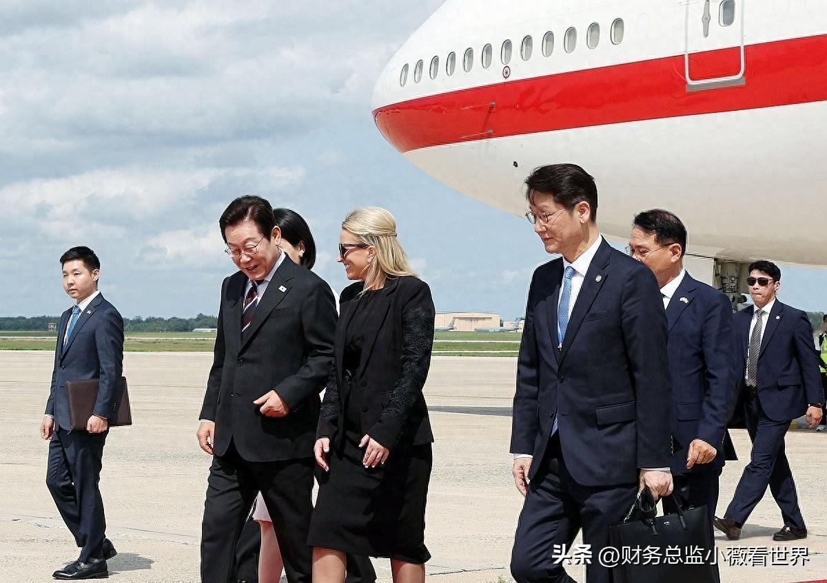韩国总统的专机降落在华盛顿机场，场面有点冷清。没有红毯，没有高级官员迎接，只有2