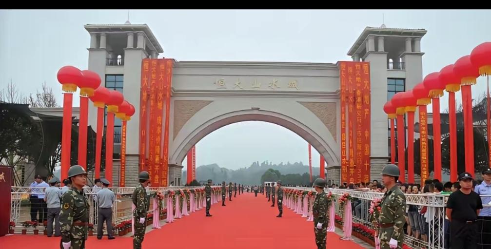 巅峰时期的许老板也许万万都不会想到有朝一日自己会身陷囹圄！
       想当年