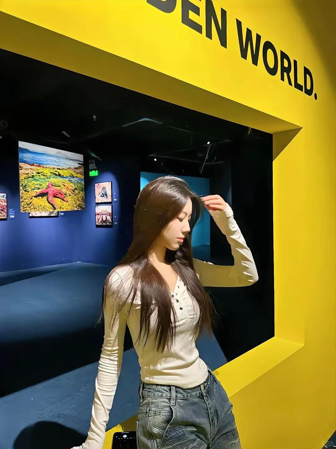 打卡艺术展，感受色彩的碰撞！🎨📸