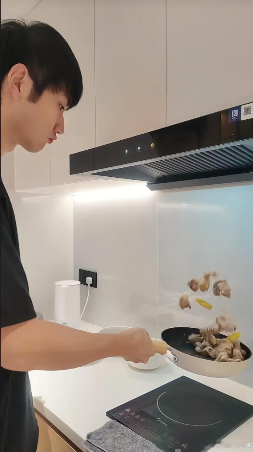 孙丞潇厨师圈人脉在芒果打起来了家乡美食大赛 孙丞潇好不容易攒的厨师圈人脉，全被节