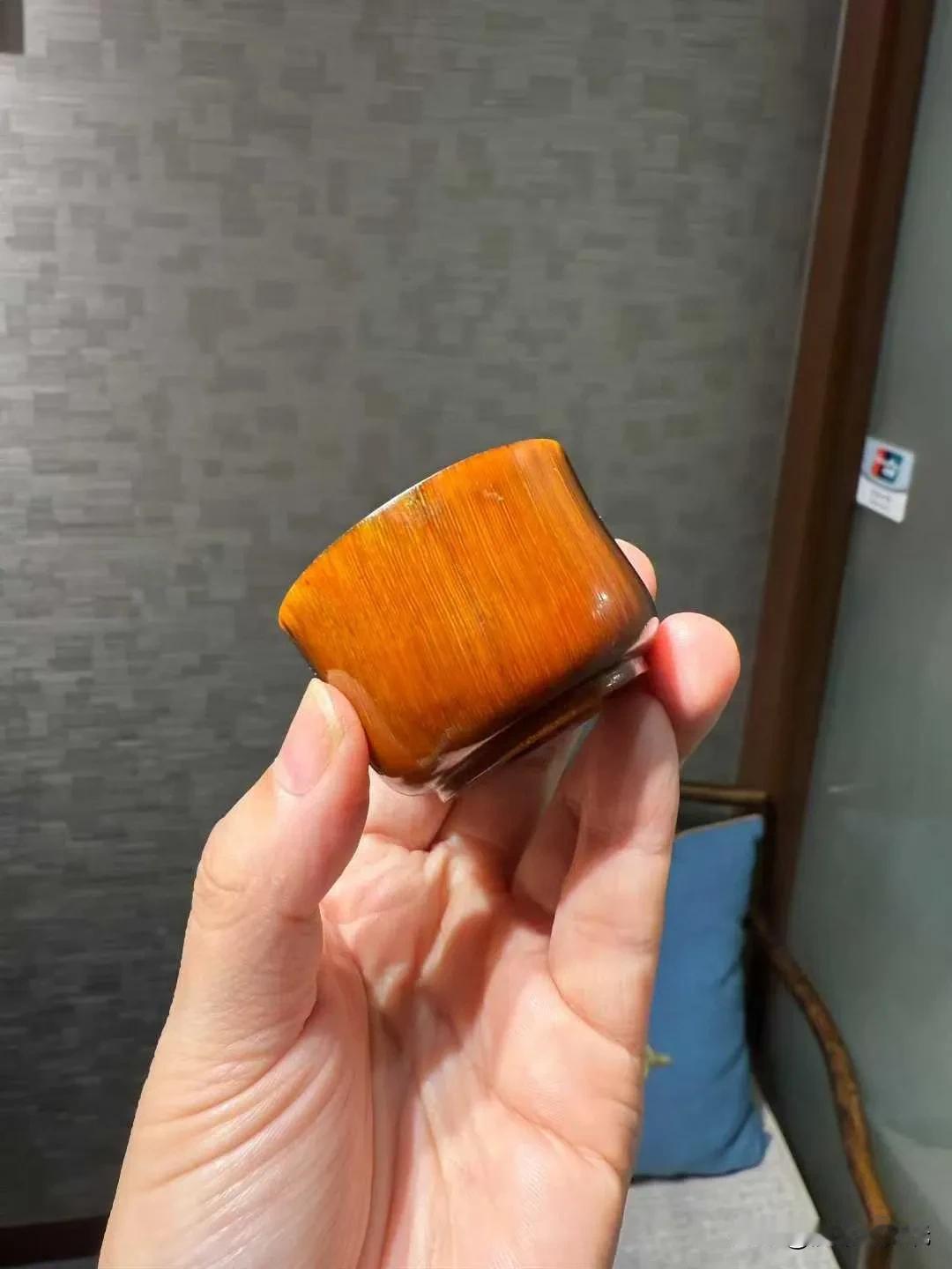 私人藏品老犀角雕一口杯，角质色泽莹润金煌，杯身有自然生长的斑块，没有规律，不是树