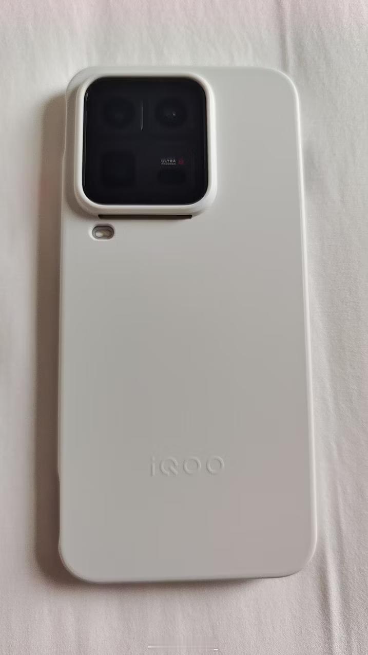 喜提iQOO15 Ultra！银色真的绝哑光不沾指纹，整机线条干净利落，标志性超