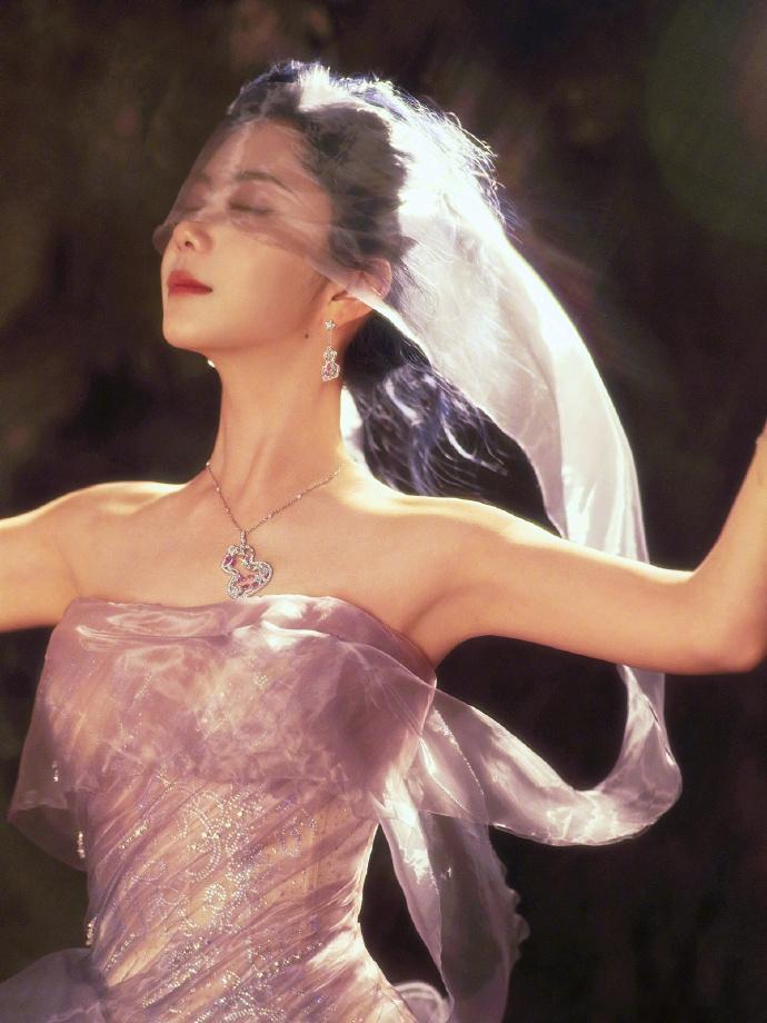 谭松韵的紫色纱裙设计巧妙，薄纱与内衬的搭配营造出朦胧美感，搭配浅色系妆容，让她美