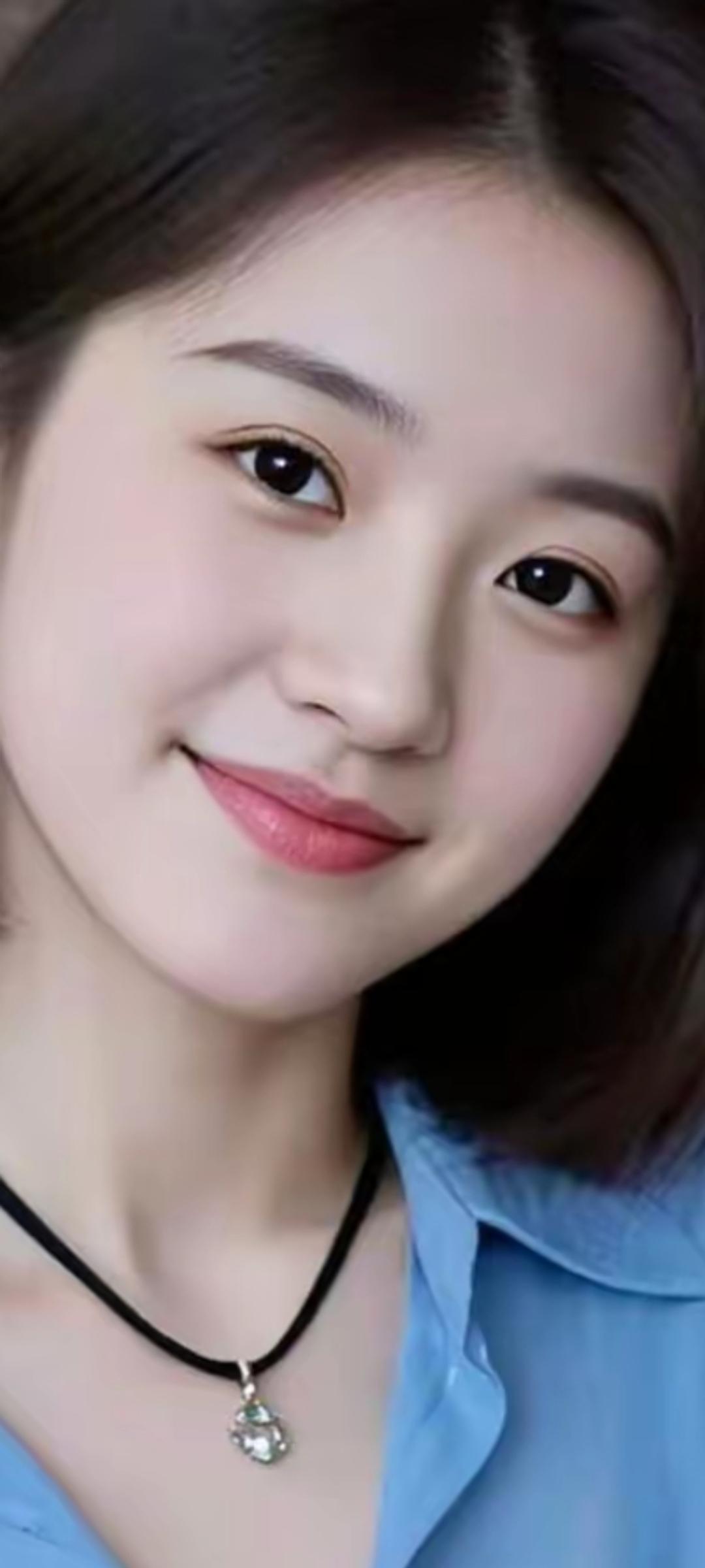 温柔微笑，蓝衣少女，黑项链点缀，清新自然