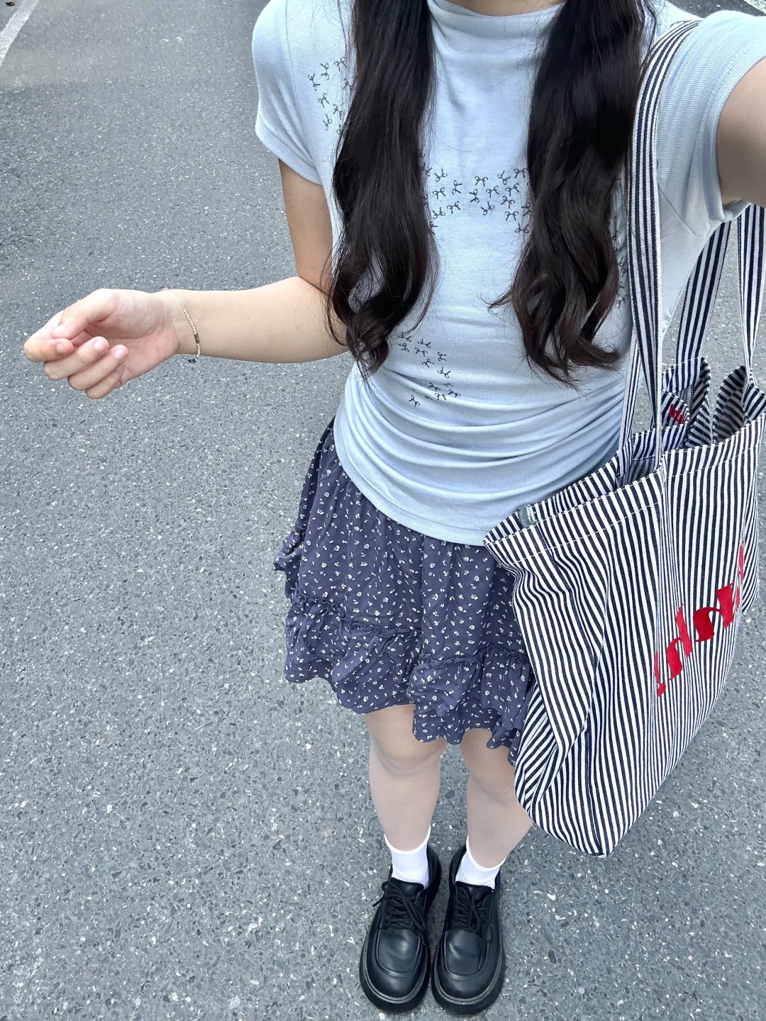 Bm碎花裙和蓝色短袖～