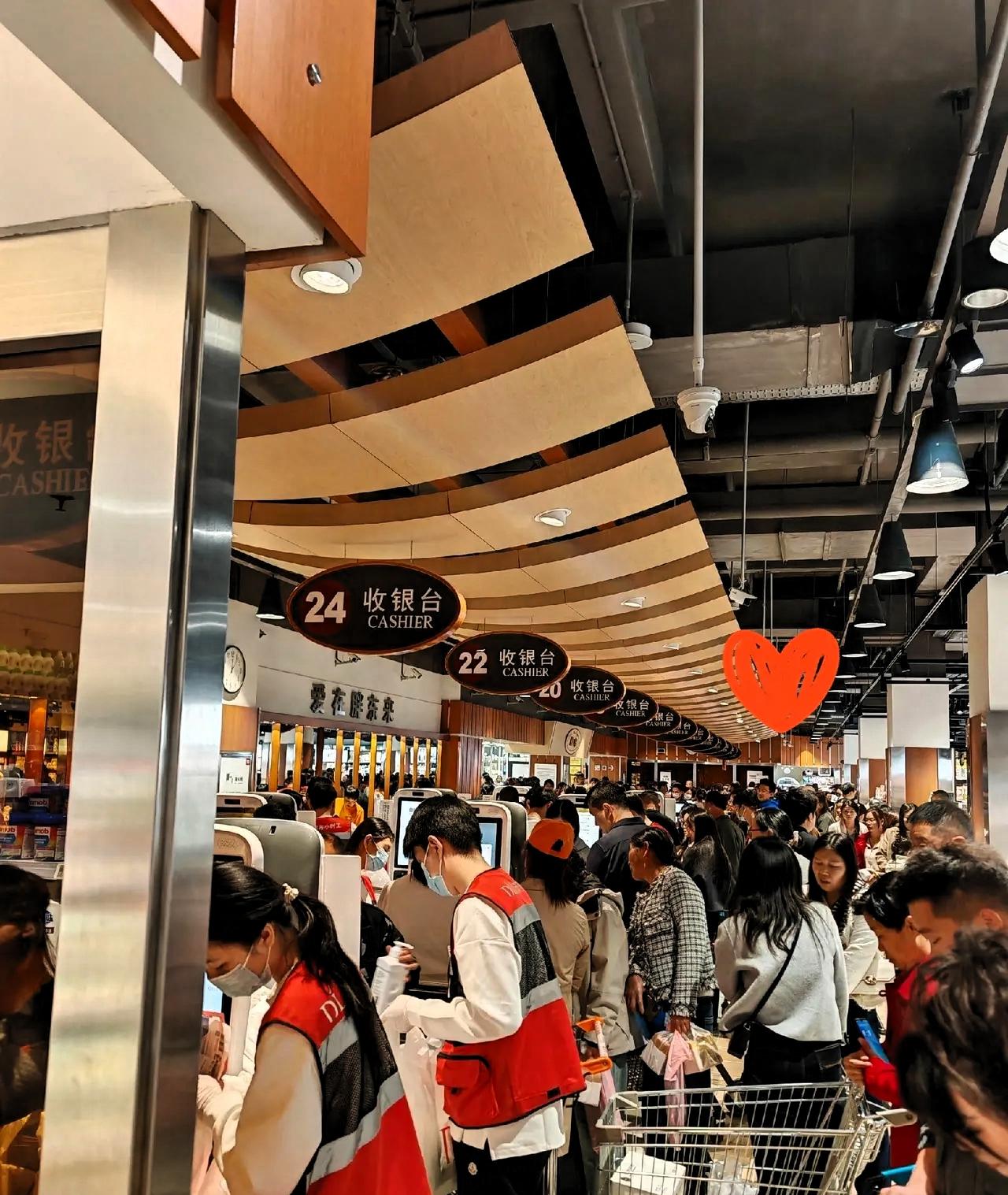 我姐在胖东来干了一个月
拿了1万1的工资

家人都为她感到高兴。但真正让我印象深