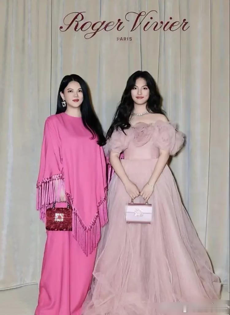 估计李湘也没想到，这次她带王诗龄参加时装周，只因选对穿搭美出新高度 ​​​