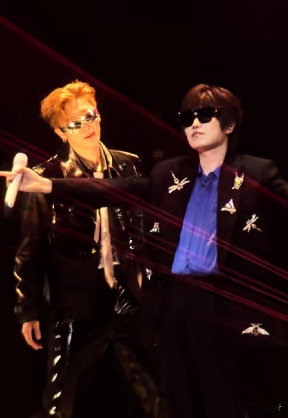 当一曲结束，一束光不仅照亮了徐良，也将最近出圈的伴舞小哥照的熠熠生辉。
    