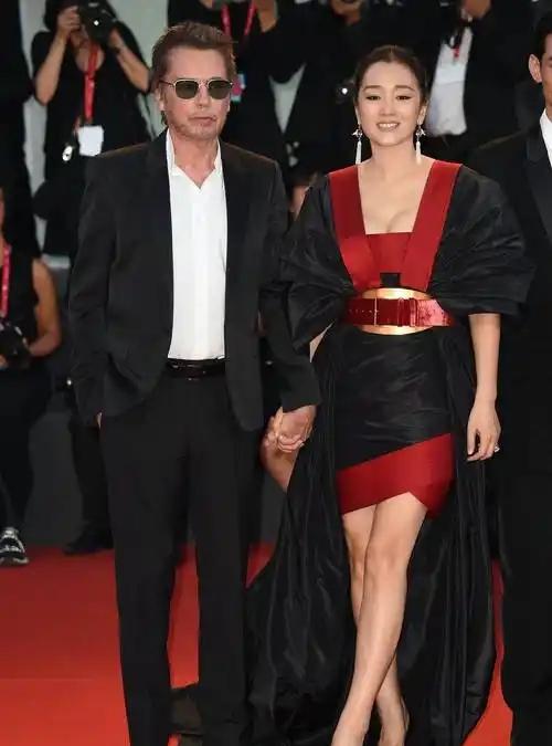 2018年，70岁的米歇尔拿着5个亿向52岁的巩俐求婚。巩俐却说：“我差的不是钱