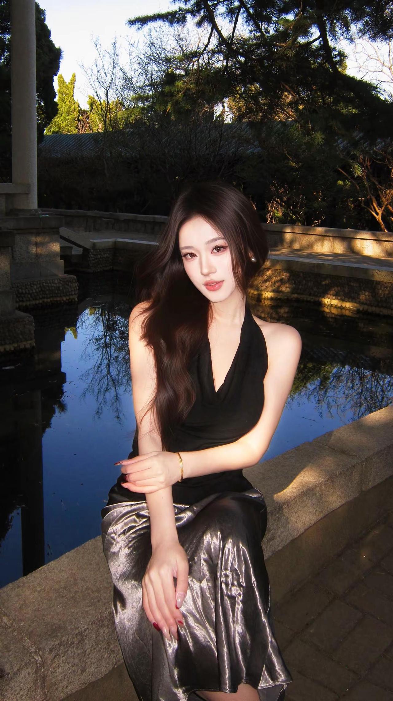 人生长恨水长东。我也常常会想 究竟要花多长时间来咀嚼生命的斑驳悲戚 才能适应它的