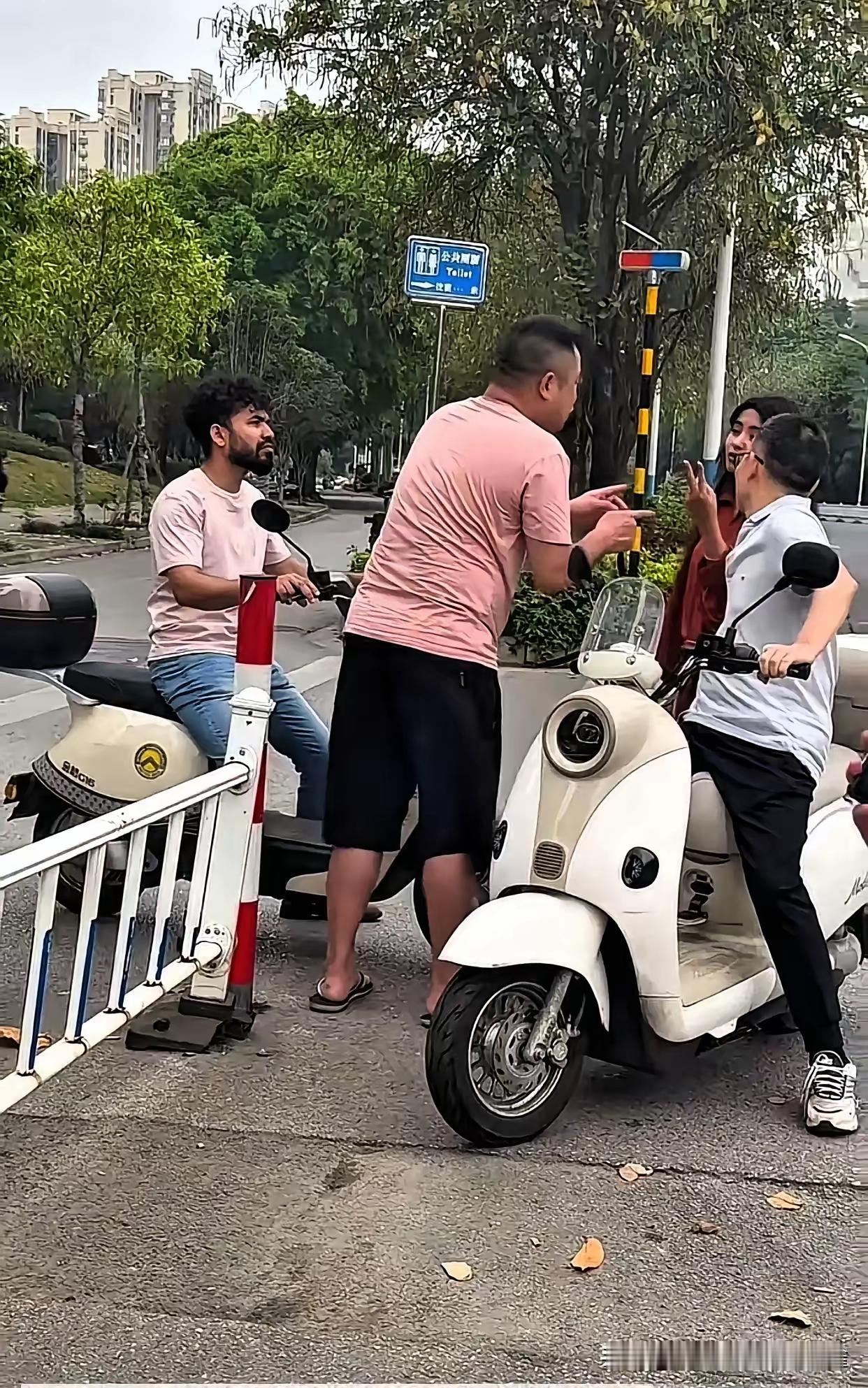 老外柳州街头狂飙辱骂"Stupid Chinese"，粉衣大哥一路狂追：听得懂！