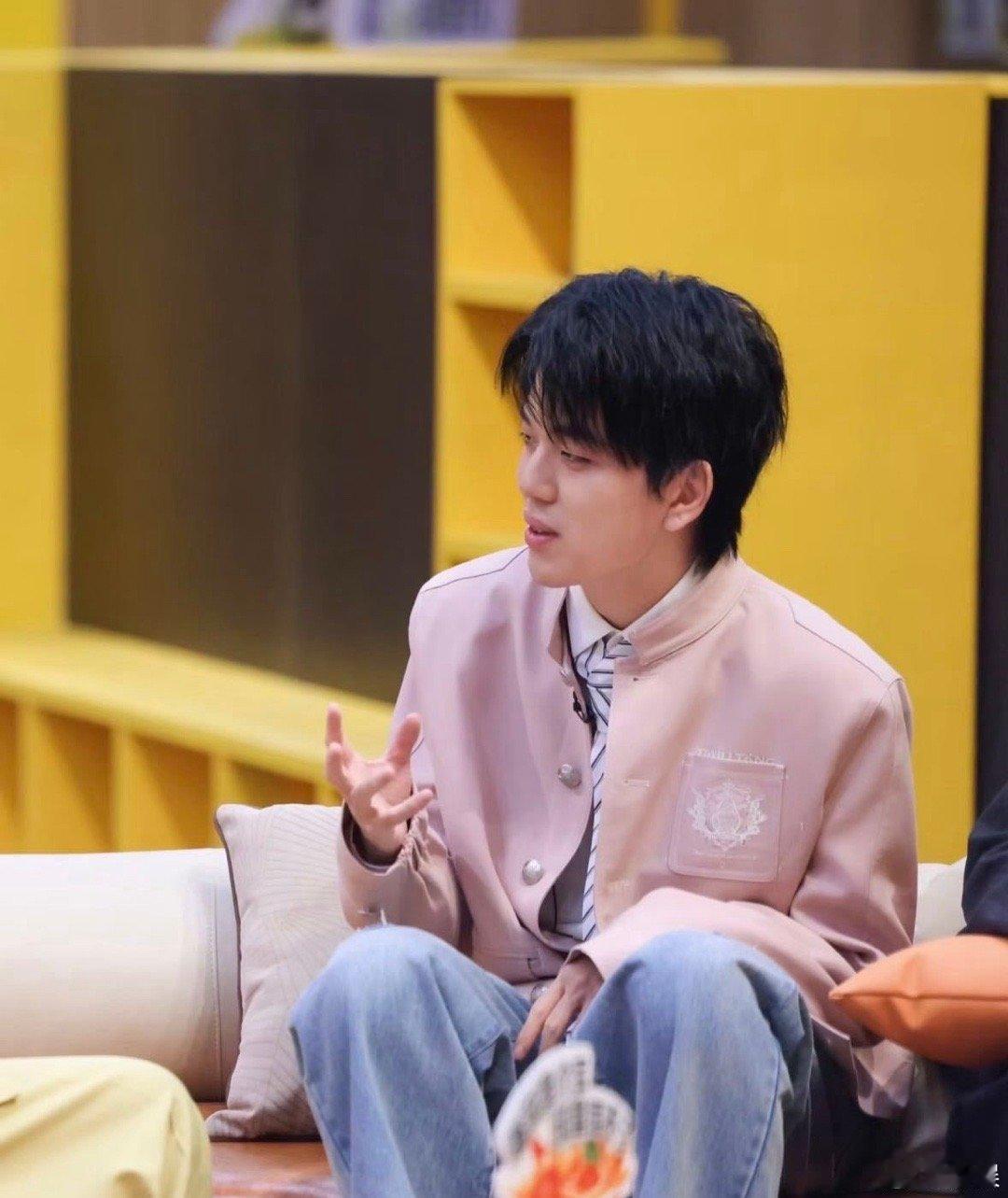 何广智衣服有点忙 从“租的”到“活多”，何广智用两句话就完成了一个完整的喜剧段落