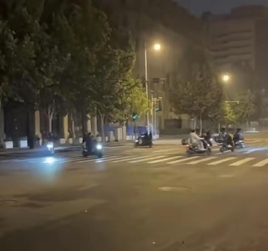 天津街头那一幕真让人火大！一群印度留学生在路口无视红绿灯，骑摩托车肆意绕圈飙车，