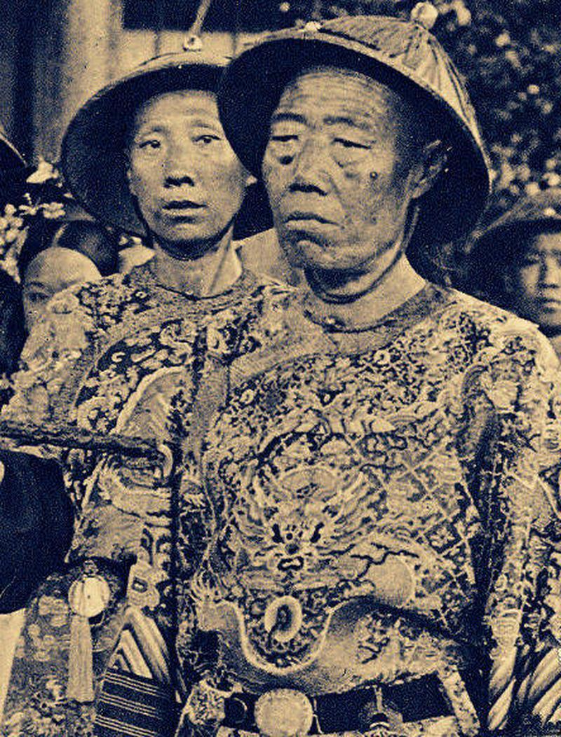 1911年，李莲英死后，棺材打开来，里面只剩一颗头颅。

躯干与四肢骨骼全部消失