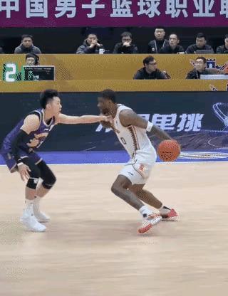 哇！陈国豪这球够硬！[鼓掌][鼓掌][鼓掌]
单防，硬盖了王哲林！[赞][赞][