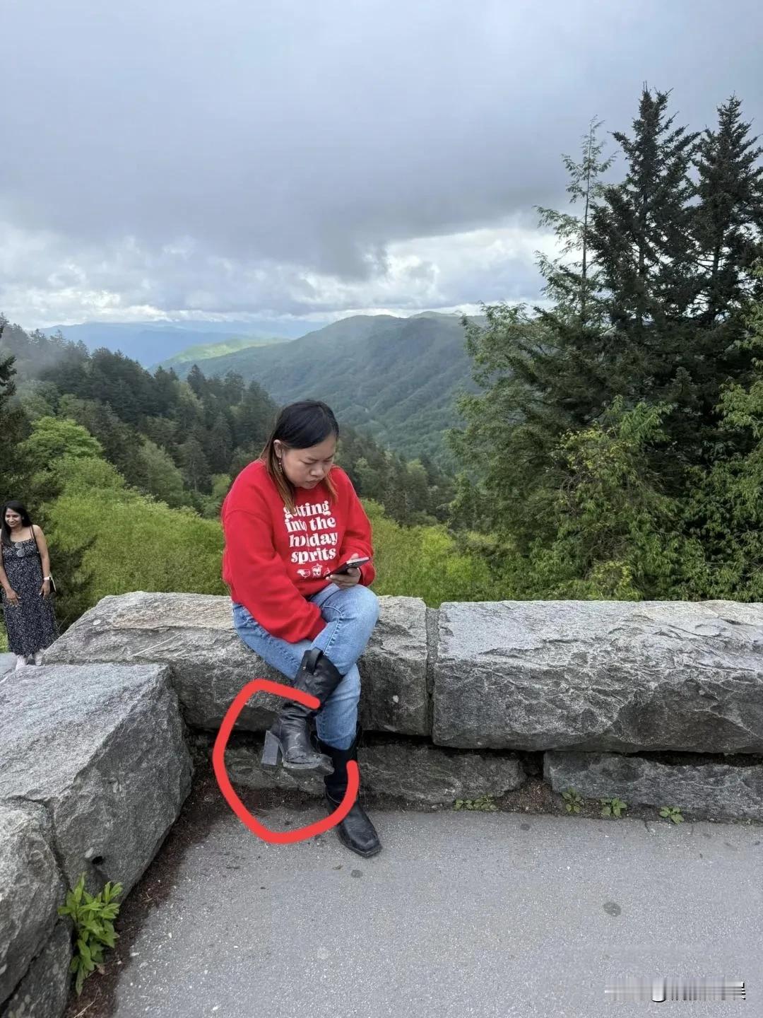 凤姐在国内那种意气风发的神情，去到漂亮国全没有了啊！
看她着穿搭，感觉她在漂亮国