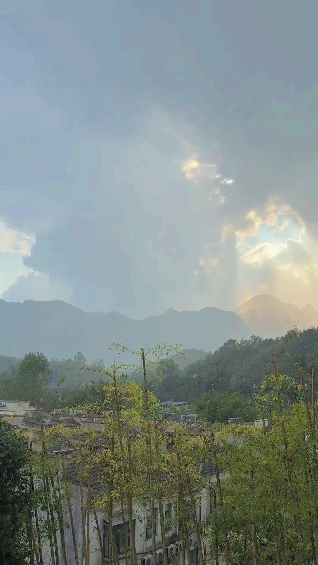 在桐柏山顶看到云隙光破云而出，阳光穿透云层洒在山间，金芒万丈，仿佛人间仙境。这种