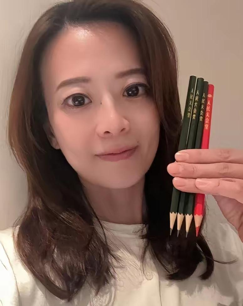 “记录”来到东大厅的重要时刻

4月10日，北京人民大会堂的东大厅里，江怡臻手中