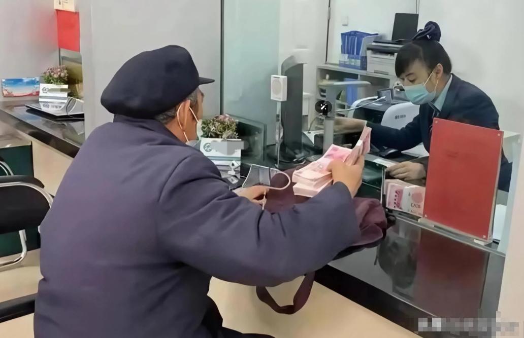 陕西西安，一大爷家里120000元的存款到期，于是来到银行重新存定期，可没想到，